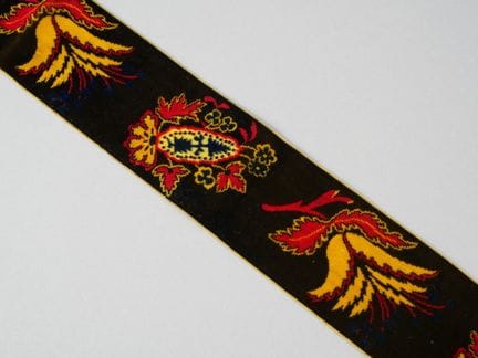 Nastro "Arlésienne" con motivi floreali policromi.