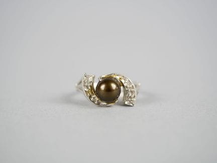 Anello in oro bianco 9K (375 millesimi) con una pe
