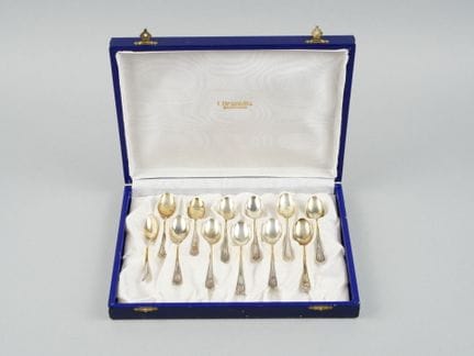 12 cucchiaini da moka in argento 800. In un cofane