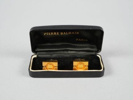 Pierre BALMAIN. 
Coppia di gemelli in metallo dora