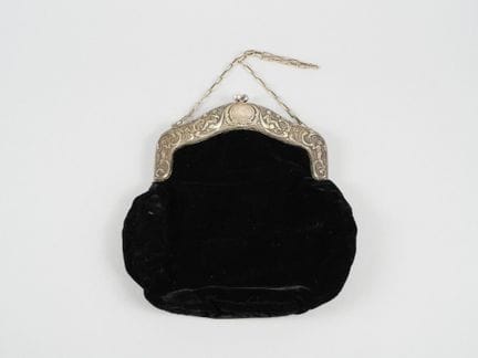 Borsa in metallo argentato decorata con putti musi