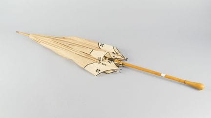 Ombrello con manico in legno e tessuto decorato co