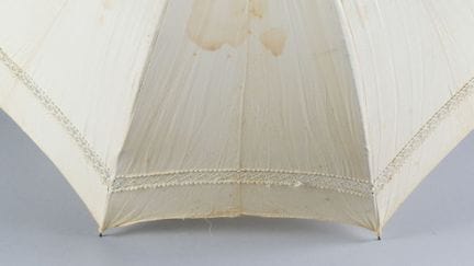 Ombrello con manico in legno terminante con una sf