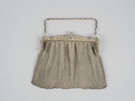 Borsa in metallo e cotta di maglia decorata con ra