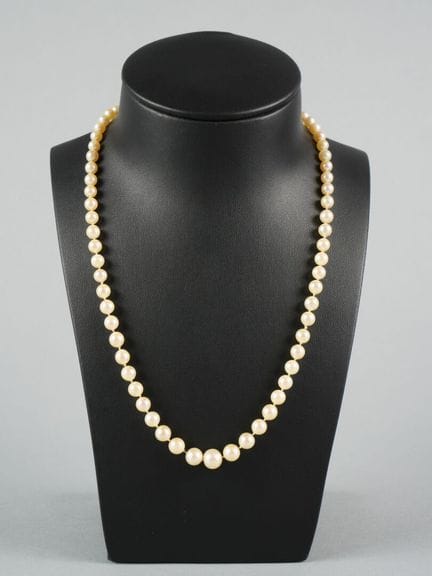 Collana di perle sfumate con chiusura in oro giall
