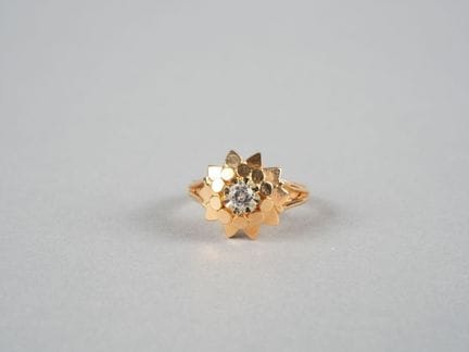 Anello a forma di fiore in oro giallo 18 carati (7