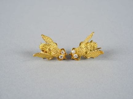 Coppia di spille a forma di insetto in oro giallo 