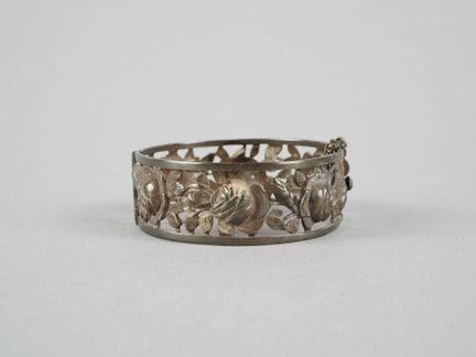 Bracciale rigido in stile Art Nouveau con decorazi