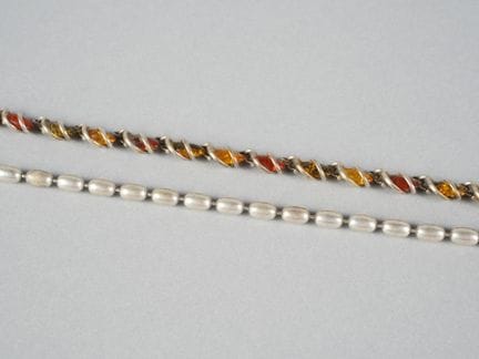Due bracciali in argento, di cui uno con cabochon 