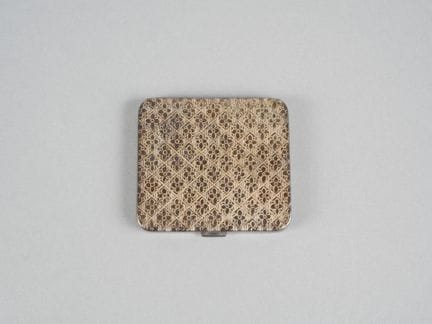 Kompakte, quadratische Puderdose aus Silber mit Sp