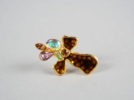 Christian LACROIX. Spilla in metallo dorato con de