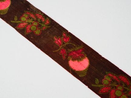 Nastro "Arlésienne" con motivi verdi e rosa.
Lungh