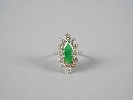 Anello a forma di marquise in oro bianco 18 carati
