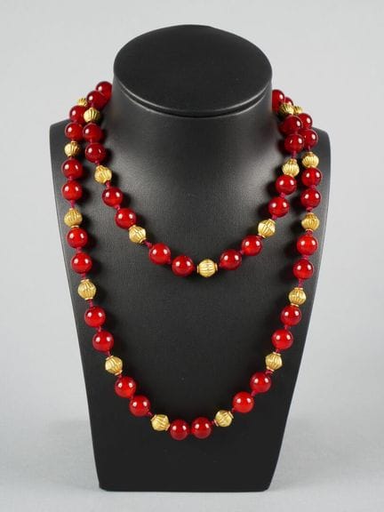 Collana lunga con sfere di corniola alternate a pe