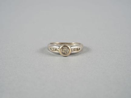 Anello in oro bianco 18 carati (750 millesimi) con