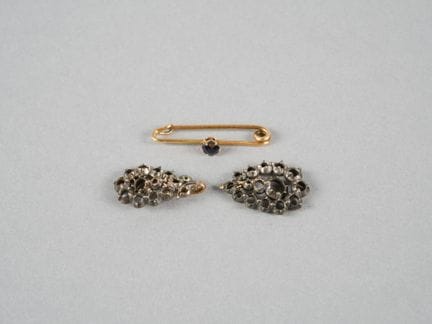 Set:
- Brosche oder Anstecknadel aus 18 Karat Gold