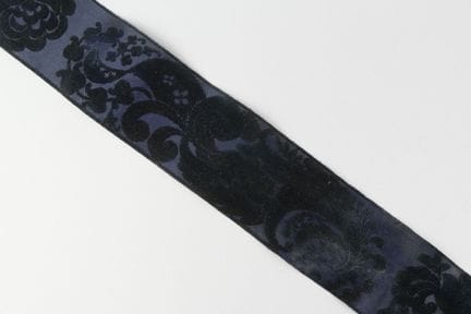 Nastro "Arlésienne" blu navy con motivi floreali.
