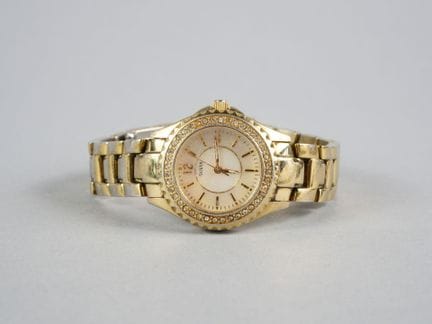 GUESS. Orologio da polso da donna in metallo. Quad