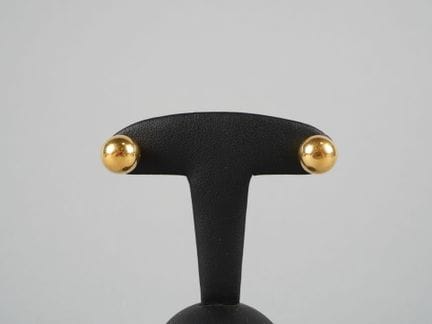 Coppia di orecchini con decorazione a sfera.
Punzo
