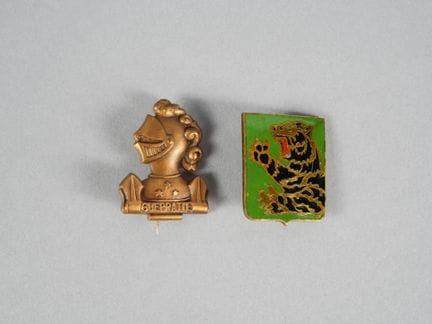 Zwei Abzeichen:
- DRAGO, Paris.
Höhe ca. 3,3 x 2,6
