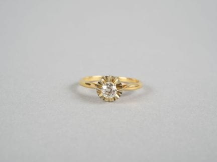 Anello solitario in metallo (da verificare: oro a 