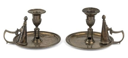 Un par de candelabros ingleses con marca de maestr