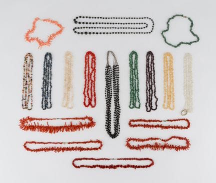Colección de collares de piedras naturales y cinco
