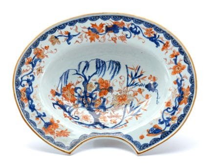 理发碗 昆龙，1735-1796 年 釉下青花、釉上彩、镀金装饰。高 9.5 厘米、宽 34.5 厘