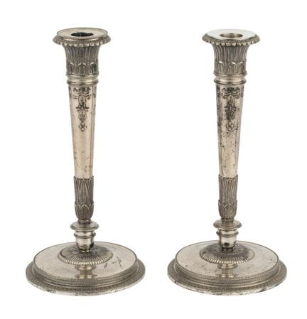 Un par de elegantes candelabros de estilo Imperio.