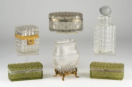 Una jarra de cristal, cuatro latas con tapa y un j
