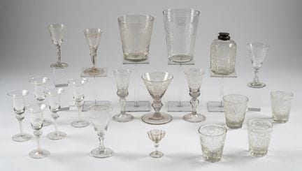 Colección de 20 vasos tallados y grabados, de los 