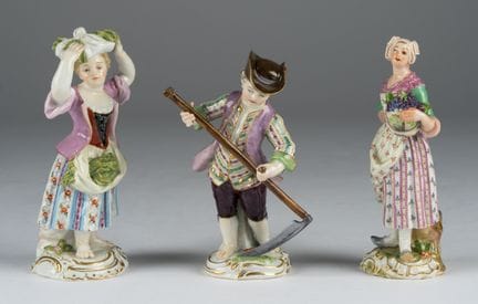 三尊迈森瓷偶  约1900年，带有剑形标记。其中一尊保存状况极差，高13.5厘米及以下。