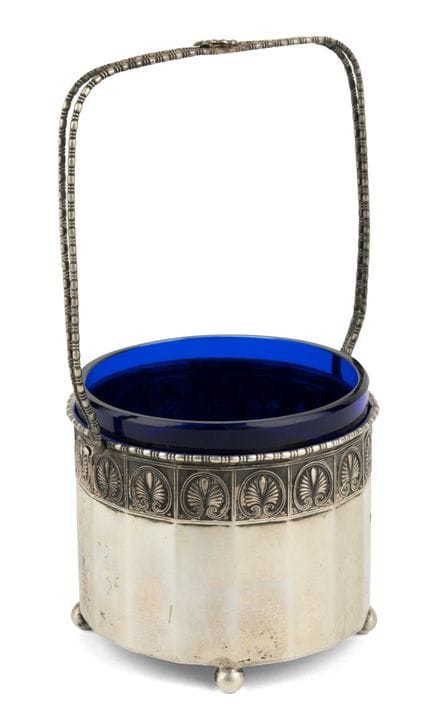Cesta de asas con inserto de cristal azul. Viena, 