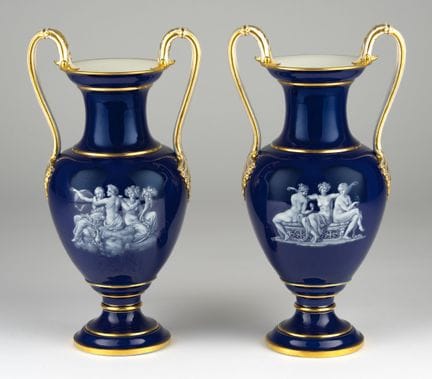 Un par de jarrones de Meissen con pintura de Limog