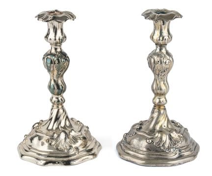 Un par de candelabros con escudo nobiliario. De un
