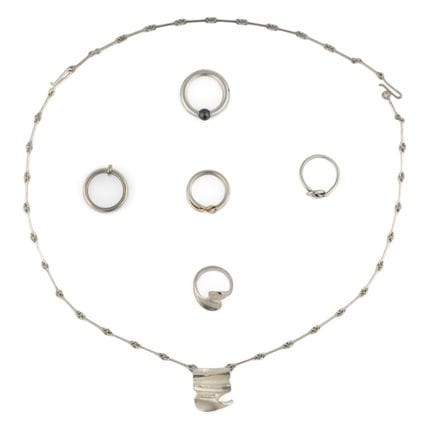 Cinco anillos de Georg Jensen y un collar de Lapon
