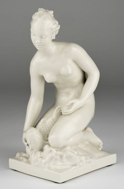 KPM瓷器，饰有鱼纹，约1938年。根据苏塞·穆勒-迪芬巴赫的设计制作。白色釉面。权杖标志。高25厘
