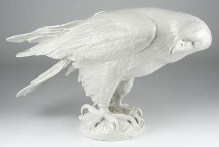 根据亚瑟·施托尔希的设计制作的鹰形器皿，约1921年产于福尔克施泰特。白色釉面。带有磨痕的蓝色标记。