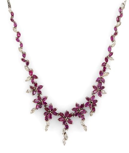 Collar de oro blanco de 750, rubíes y diamantes en