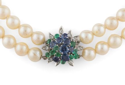 Tres collares: collar de perlas con cierre de oro 