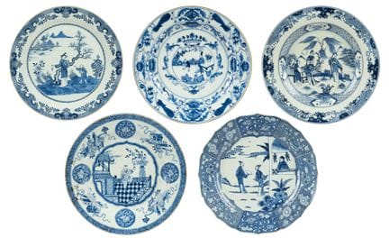 Cinq assiettes chinoises ornées de motifs figurati