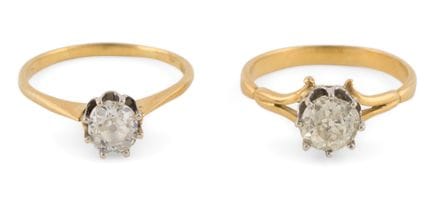 Due anelli in oro 750, ciascuno con un brillante a