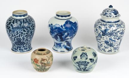 Colección de once jarrones y macetas con decoració