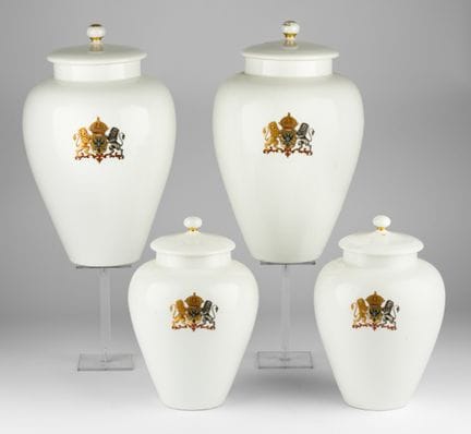 Cuatro jarras de porcelana para tabaco con escudos