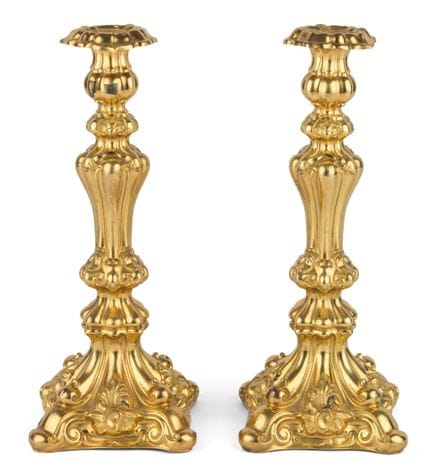Un par de candelabros   de mediados del siglo XIX.