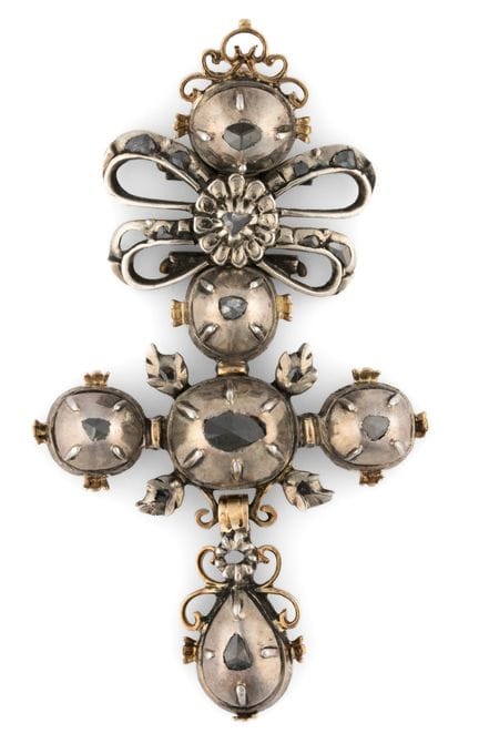 Colgante en forma de cruz de oro de 750 y plata. R