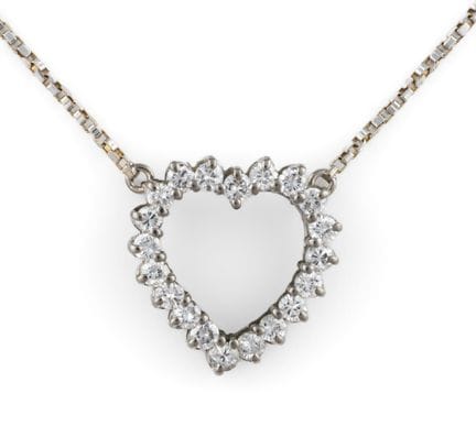 Collar con un corazón de diamantes en oro blanco d