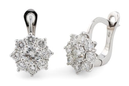 A pair of earrings in 585 white gold, with brillia