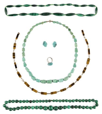 Cuatro collares, un anillo y un par de pendientes 
