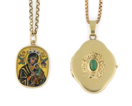 Dos collares con colgantes: cadenas y colgantes de
